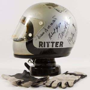 LOT 566: Eines der Highlights der Auktion vom 7. und 8. Mai. Der originale Sturzhelm inklusive Handschuhe aus dem legendären Le Mans Film mit Steve McQueen. Der Helm wurde im Film vom Schweizer Schauspieler Fred Haltiner alias "Johann Ritter" getragen und von vielen Schauspielern am Set signiert
