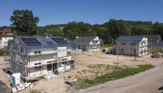 Auf dem 3.700 Quadratmeter großen Areal in Durbach-Ebersweier, welches WeberHaus erschlossen hat, werden insgesamt sieben Einfamilienhäuser gebaut