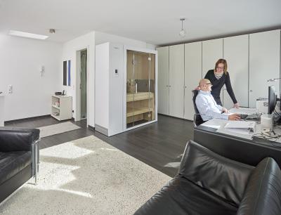 Im eingefahrenen Zustand mißt die Sauna S1 von KLAFS nur 60 cm Tiefe - nicht mehr als ein normaler Wandschrank