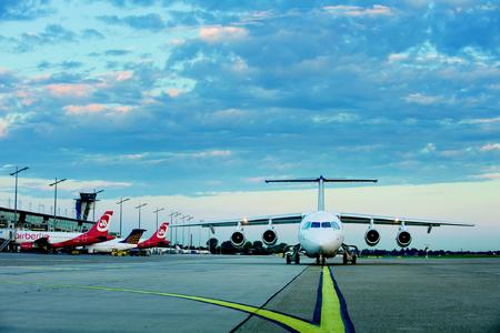 Der Nürnberger Flughafen ist – neben München –Bayerns „Tor zur Welt“. Dank mehr als 50 Direktzielen und optimal abgestimmter Umsteigeverbindungen an den großen Drehkreuzen Europas überrascht Bayerns zweitgrößter Flughafen im sechzigsten Jahr seines Bestehens mit einem Flugangebot, das für die Größe des Airports als beispielhaft gilt. Foto: obx-news/Flughafen Nürnberg