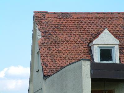 Ein typisches – aber auch vermeidbares – Schadensbild: Im seitlichen (Ortgang-) Bereich hat der Windsog Teile der Eindeckung abgehoben. Hier kann aus einem relativ kleinen Schaden schnell ein kapitaler Dachschaden entstehen