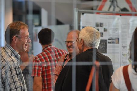Bauausstellung – Gespräche, Diskussionen, Arbeiten (Foto: Pressestelle FH Lübeck)