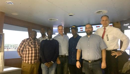 Auf dem Foto sind zu sehen (von links): Ahmad Gandi (Senior Hafenlotse), Suleiman Bakari (Hafenlotse), Moses Muthama (Leiter Hafenbetrieb), Claus Walden (https://dataexchange.hs-bremen.de/exchange?g=y5nnq9uahps), William Ruto (Generaldirektor Hafenbetrieb & Hafenkapitän), Tim Dentler (Hochschule Bremen, IfmS) und Jan Peter (HPS)