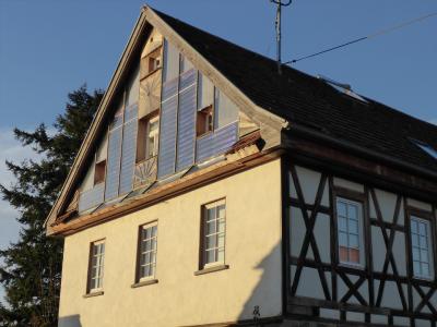 Traditionelle und moderne Technik vereinen sich am Gebäude der Alten Schule im schwäbischen Murrhärle, Rechte: Dipl.-Ing. Rolf Canters