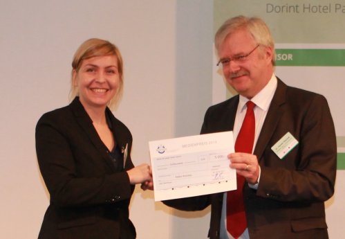 Dr. Olschok überreicht BDGW Medienpreis 2014 an Maike Brzoska.jpg