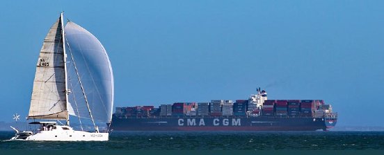 Katamaran-und-Containerschiff-800x324px.jpg