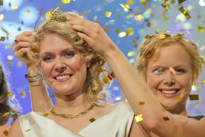 Janina Huhn (li) aus der Pfalz ist die 66. Deutsche Weinkönigin. Rechts im Bild, ihre Vorgängerin, die 65. Deutsche Weinkönigin, Nadine Poss / Bildquelle: Deutsches Weininstitut DWI