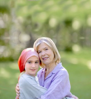 Maechen_mit_kopftuch_Oma_mit_fliederfarbener_Bluse_image gtoß Kopie.jpg