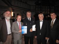 von links nach rechts: Pastor Willfrid Knees, Bürgermeister der Stadt Itzehoe Dr. Andreas Köppen, Wehrführer der Freiwilligen Feuerwehr Peter Happe, Novitas BKK-Vorstand Reiner Geisler und Dirigent Matthias Rheinländer