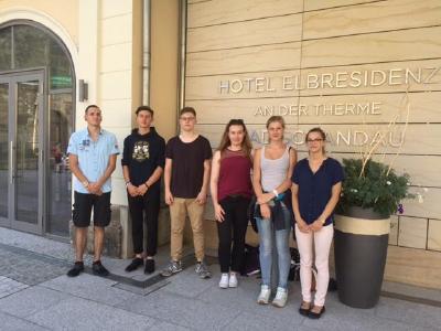 Die neuen Auszubildenden des Hotel Elbresidenz an der Therme Bad Schandau / Foto: Fränzi Nimptschke