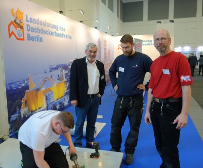 Bezirksmeister Georg Martin Leupold, Lehrlingswart Andreas Friedel mit 2 Auszubildenden.JPG