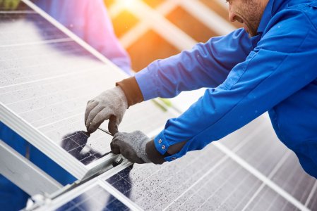 Monteur installiert eine Photovoltaikanlage auf dem Dach.
Die Berliner Förderung EnergiespeicherPLUS bezuschusst den Kaufpreis eines Solarstromspeichers, wenn gleichzeitig eine neue Photovoltaikanlage installiert wird.
Credit: Anatoliy Gleb, Shutterstock