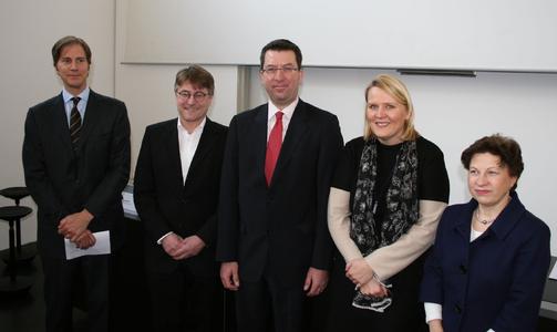 Gemeinsames Engagement für die Wissenschaft (von links); Foto: Caparol Farben Lacke Bautenschutz/Knauf