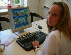 Stefanie Kagelmacher (NTS) vor der neuen Website