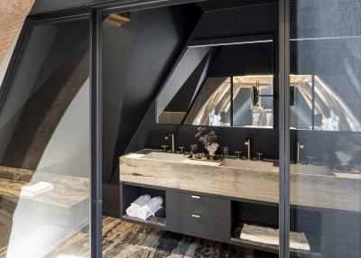 Für die Bäder, die ganz im Zeichen der von urbaner Eleganz geprägten Atmosphäre des De Gulde Schoens stehen, entschieden sich die Hoteliers für Produkte der Kollektion AXOR Citterio E / De Gulde Schoen / Frederic Vercruysse