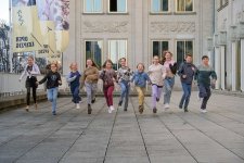 Im Rahmen von ClubFusion feiert der KinderOpernclub im Konzertfoyer des Opernhauses Premiere – am 23.06.2025 um 16 Uhr mit ihrem selbst entwickelten Stück »App ins Abenteuer Freundschaft«! Foto © Hannes Kleinschmidt