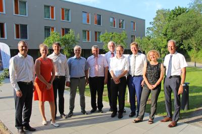 (vlnr: SRH-Chef Prof. Christof Hettich, Stellvertreterin Prof. Dr. Luise Hölscher, Jörg Schwarzer, der Geschäftsführer am Standort Karlsbad, Psychiatriechefarzt Prof. Dr. Matthias Weisbrod, Werner Stalla von SRH, Harald Röcker von der AOK Mittlerer Oberrhein, Gustav Wirtz, Leitender Arzt der Rehaeinrichtung für psychisch Kranke, Ministerialdirektor Dr. Frank Wiehe, Katja Schwarzlmüller, Projektleiterin vom Planungsbüro Arcass und Bürgermeister Jens Timm) (Quelle: SRH)