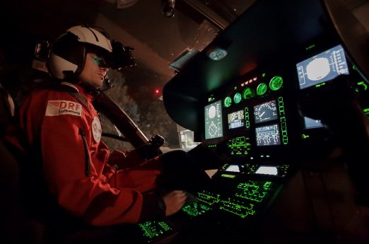 Archivbild Pilot mit Nachtsichtbrille Quelle DRF Luftrettung.jpg