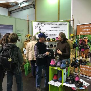Auf der Reitsportmesse in Magdeburg vom letzten Wochenende hat die Hufschuhanzieherin den GKs vorgestellt.