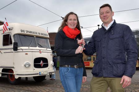 Sparkasse Bremen übergibt ihren historischen Bus an den Borgwardclub bremen Marion Kayser BClub nimmt Schlüssel von Lars Grebe SPK Bremen entgegen