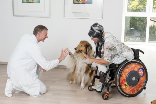 Dr. Berger, Frau Filiz Erfurt mit Therapiehund Angus.jpg