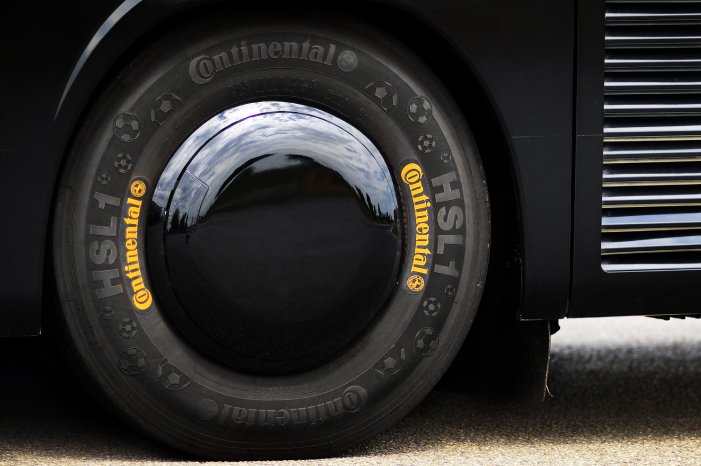 Continental_Bus_tire.jpg