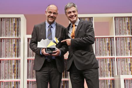Chefredakteur Achim Halfmann (links) und Projektbetreuer Dr. Gunther Schunk (rechts) freuen sich über die Auszeichnung "Fachmedium des Jahres" 2012