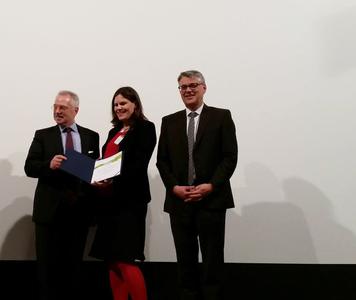 v.r.n.l.: Dr. Volker Meyer-Guckel, stellv. Generalsekretär u. Mitglied der Geschäftsleitung des Stifterverbandes, FH-Präsidentin Dr. Muriel Kim Helbig und Prof. Dr. Rolf Granow, E-Learning-Beauftragter der FH Lübeck bei der Entgegennahme des Preises / Foto (Andreas Wittke, oncampus)
