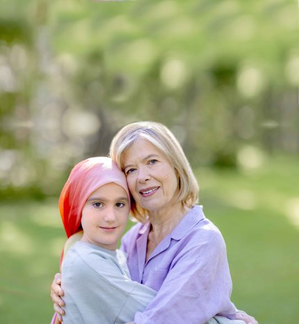 Maechen_mit_kopftuch_Oma_mit_fliederfarbener_Bluse_image gtoß Kopie.jpg