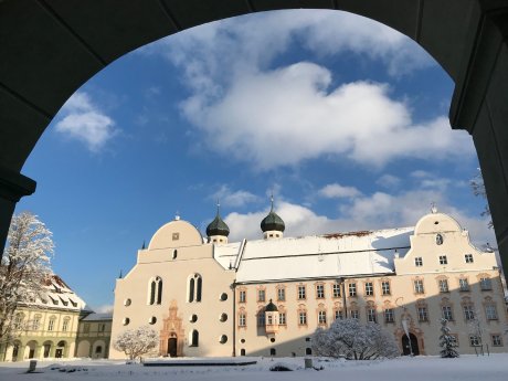 Klosterinnenhof Winter_c_Gästeinformation Benediktbeuern.jpg