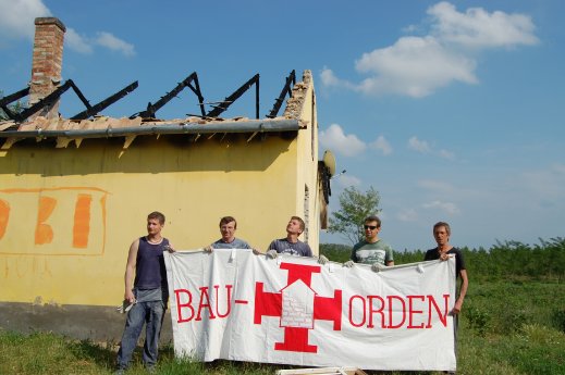 Freiwillige des Internationalen Bauordens in Tatarszentgyörgy, Mai 2010.jpg