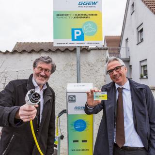 Bei der Einweihung der neuen Ladestation in Hähnlein: Georg Rausch, Bürgermeister der Gemeinde Alsbach-Hähnlein mit Carsten Hoffmann, Vorstand GGEW AG (v. l.)