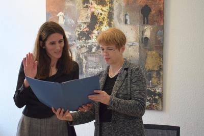 Wissenschaftsministerin Münch überreicht in ihrem Potsdamer Amtssitz die Ernennungsurkunde. © MWFK