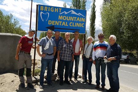 Otmar Knoll, Direktor von Whirlpools World und Whirlcare Industries aus Deißlingen-Lauffen (Zweiter von rechts), mit Dr. Rainer Roos (Vierter von links), Geschäftsführer und Gründer der gemeinnützigen Ladakh Medical Aid gGmbh, vor dem Eingang zur „Bright Mountain Dental Clinic“ in Choglamsar.