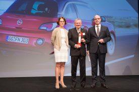 Die besten Autos 2015: Der Opel ADAM gewinnt zum zweiten Mal in Folge in der Kategorie Mini Cars. Opel-Vertriebschef Peter Christian Küspert nimmt den Preis von Birgit Priemer, stellvertretende Chefredakteurin der Fachzeitschrift auto, motor und sport, sowie Chefredakteur Ralph Alex (rechts) entgegen