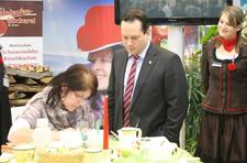 Alexander Bonde, Minister für Ländlichen Raum und Verbraucherschutz, am Stand von Baden-Württemberg auf der Grünen Woche 2013 in Berlin. Interssiert beobachtet er, wie Heide Deger von der Zeller Keramik-Manufaktur im Schwarzwald das legendäre Henne & Hahn Dekor auf eine Tasse aufbringt. Jasmin Ruoff (rechts) vertritt als Repräsentantin der Schwarzwald Tourismus GmbH gemeinsam mit anderen Schwarzwald-Vertretern das Land vom 18.-27. Januar auf der 78. Internationalen Grünen Woche / © Foto: Marcus KIKU/STG