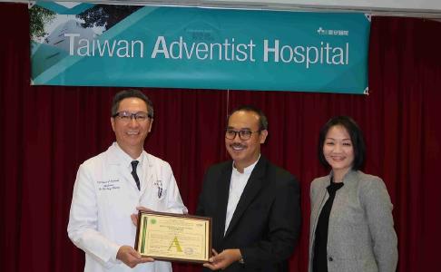 Dr. Ir. Lukmanul Hakim (Mitte), Direktor der indonesischen Lebensmittel- und Arzneimittelbehörde, übergibt 2018 Dr. Huang Hui-ting, Präsident des Taiwan Adventist Hospital, das Halal-Zertifikat