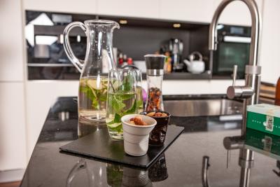 Aperitiv à la Wellness: Grüntee-Infusion und pikant geröstete Nüsse