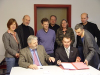 v.l.n.r, hintere Reihe: Frau Dr. Dagmar Diehl, Akademisches Auslandsamt der FHL; Prof. Dipl.-Ing. Georg Conradi, FB Bauwesen; Prof. Dr. Joachim-P. Heisel, Prodekan, FB Bauwesen;  Prof. Dr. Karl Klotz, ASB; Frau Eva Albota, Vorstandsmitglied im ArchitekturForumsLübeck e.V.; Diplomarchitekt Rainer Steffens, 1. Vorsitzender im ArchitekturForumLübeck e.V. sowie vordere Reihe, v.l.n.r.: Prof. Dr. Joachim Litz, Vizepräsident der FHL und Prof. Dr. Yuriy Lopatynskyy, Prorektor der Czernowitz Universität