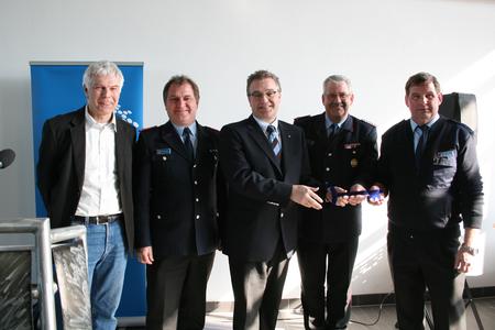 Architekt Kay Marlow (von links), Brandabschnittsleiter Detlef Hilgert, Regionspräsident Hauke Jagau, Regionsbranmeister Bernd Keitel und der leiter der Feuerwehrtechnischen Zentrale Burgdorf, Werner Scheidler, bei der Schlüsselübergabe