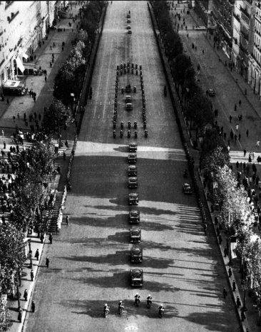 De Gaulle Parade auf den Boulevards de Paris.jpg