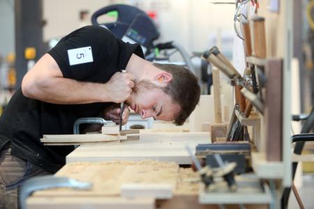 Deutschland benötigt hervorragende Praktiker/innen wie Schreinermeister Florian Meigl. Er wurde bei der letzten WM der Berufe, den WorldSkills Kasan 2019, mit der Exzellenzmedaille ausgezeichnet. (Foto: WorldSkills Germany / Anja Jungnickel)