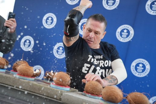 Guinness-World-Records_c_Robert-Kirschner-digitalscouting_Jens-Gaude_Die-meisten-Kokusnüsse.JPG