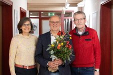Die Präsidentin der TH Lübeck, Dr. Muriel Helbig (l.) und der Wahlleiter Prof. Stefan Bartels-von Mensenkampff (r.) gratulieren Prof. Jochen Abke zur Wiederwahl. Foto: TH Lübeck/Jochen-Abke