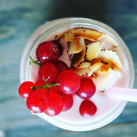 Ein frooggies Erdbeer-Vanille-Shake (Idee und Bild bei @sabrina_healthy_happy).jpg