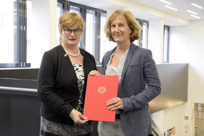 Prof. Dr. Anja Noke (rechts im Bild) mit Rektorin Prof. Dr. Karin Luckey