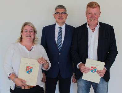 Landrat Manfred Görig gratuliert Stephanie Lieberum zum 25-jährigen und Jürgen Schad zum 40-jährigen Dienstjubiläum (Foto: Sabine Galle-Schäfer/Vogelsbergkreis)