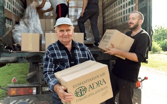 APD_161_2022_ADRA_verteilt_Lebensmittelpakete_in_Isjum_ADRA-Ukraine.jpg