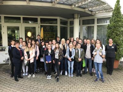 Die Schüler der Toskana-Schule mit Lehrerin Frau Epperlein und dem Team des Hotel an der Therme Bad Sulza | Foto © Toskanaworld