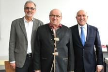 Engagierter Prüfer: Walter Caluser umrahmt von Hermann Rempfer, Vorsitzender des Meisterprüfungsausschusses (links), und Rainer Neth, stellvertretender Hauptgeschäftsführer der Handwerkskammer Reutlingen